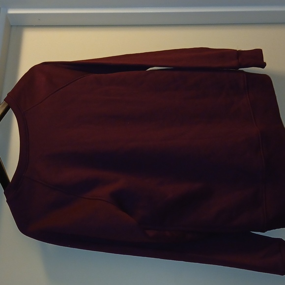Fleece Crew Burgundy SweatShirt Women size Medium Relaxed fit Longsleeves NWT - Picture 2 of 6